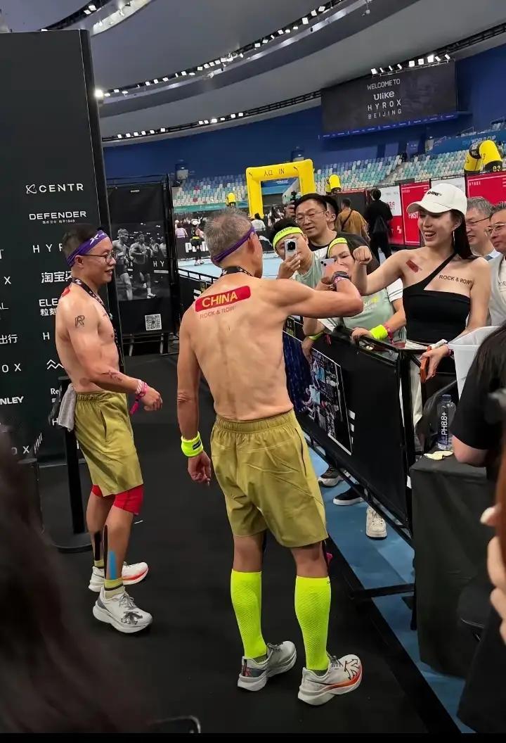 老王和于文红是同一“赛道”的人，
不认老不服老，
参加健身比赛彰显自己的实力，