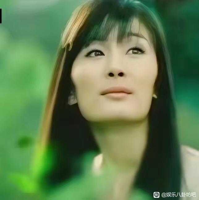 简直难以相信，二十年前杨幂长这样方方正正的下颚被各种调侃，还有网友说这叫做“嫩牛
