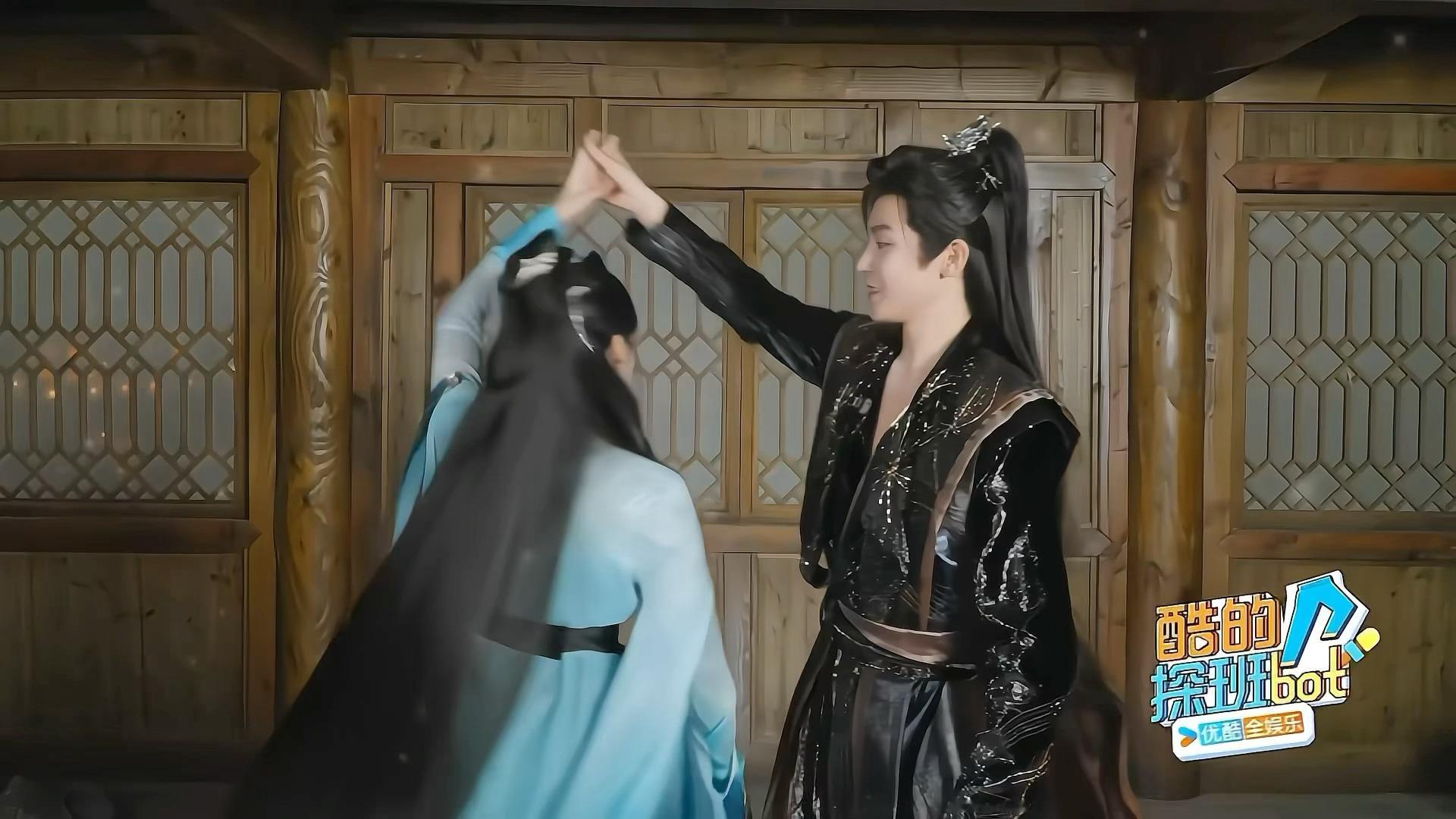 笑得不行✋娥家哥嫂演了个年度预制烧剧入青云🙈结果下戏了就这样剧宣跳完舞想比心但