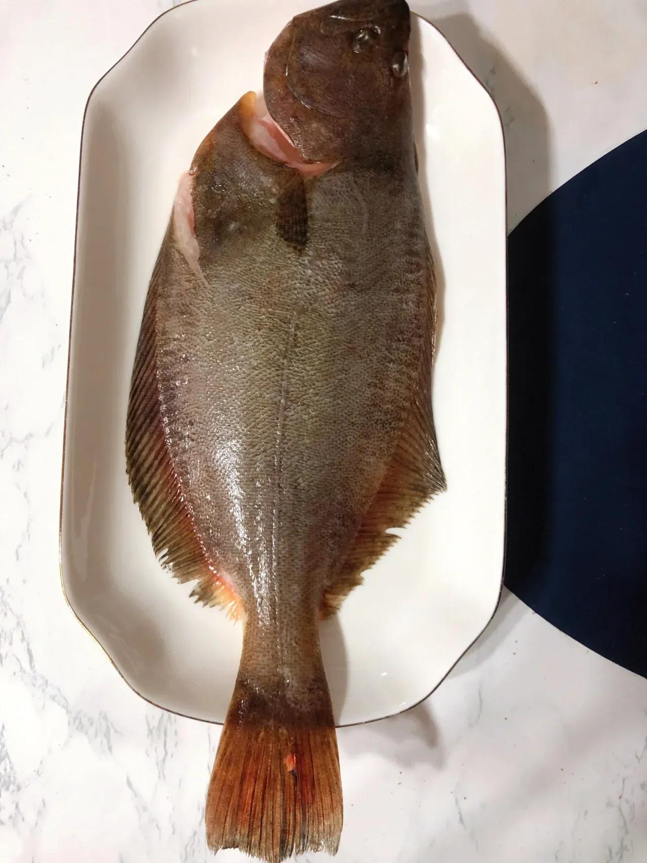 偏口鱼，你们爱吃吗？
秋季是偏口鱼上市的季节，这种鱼没有腥味，可以用炸、红烧、清
