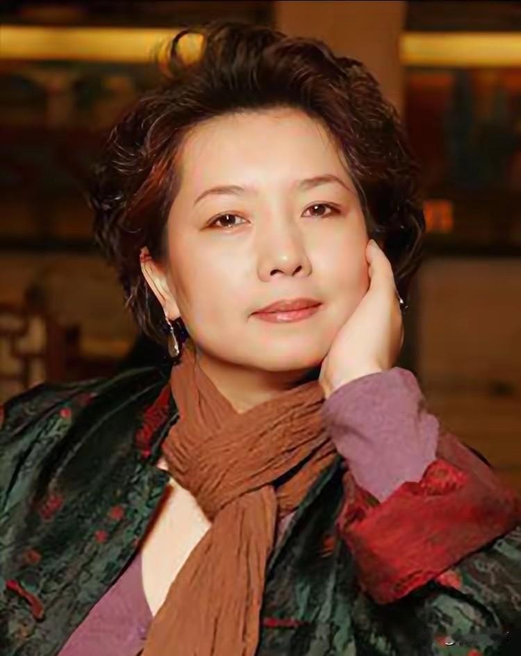 唐师曾前妻王淳华，中央戏剧学院导演系毕业，北京电视台知名编导导演 。唐师曾病重期