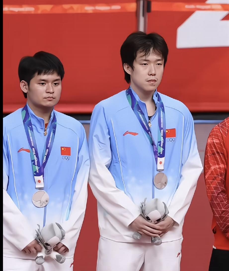 今年的国乒亚运会男团成员，不知道是输了的原因，看上去一点精气神也没有，更别提比赛