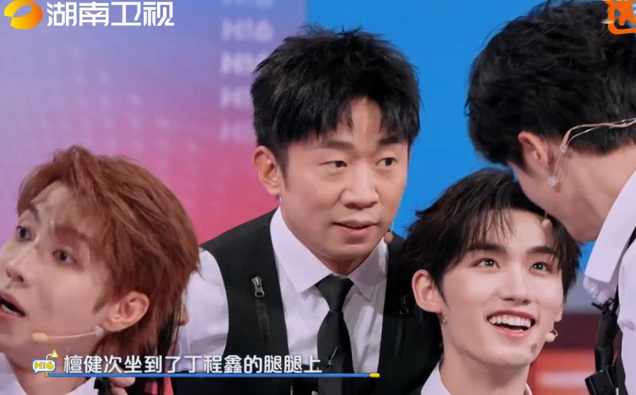 丁程鑫瞅准时机，一下就把檀健次端走，太溜啦！