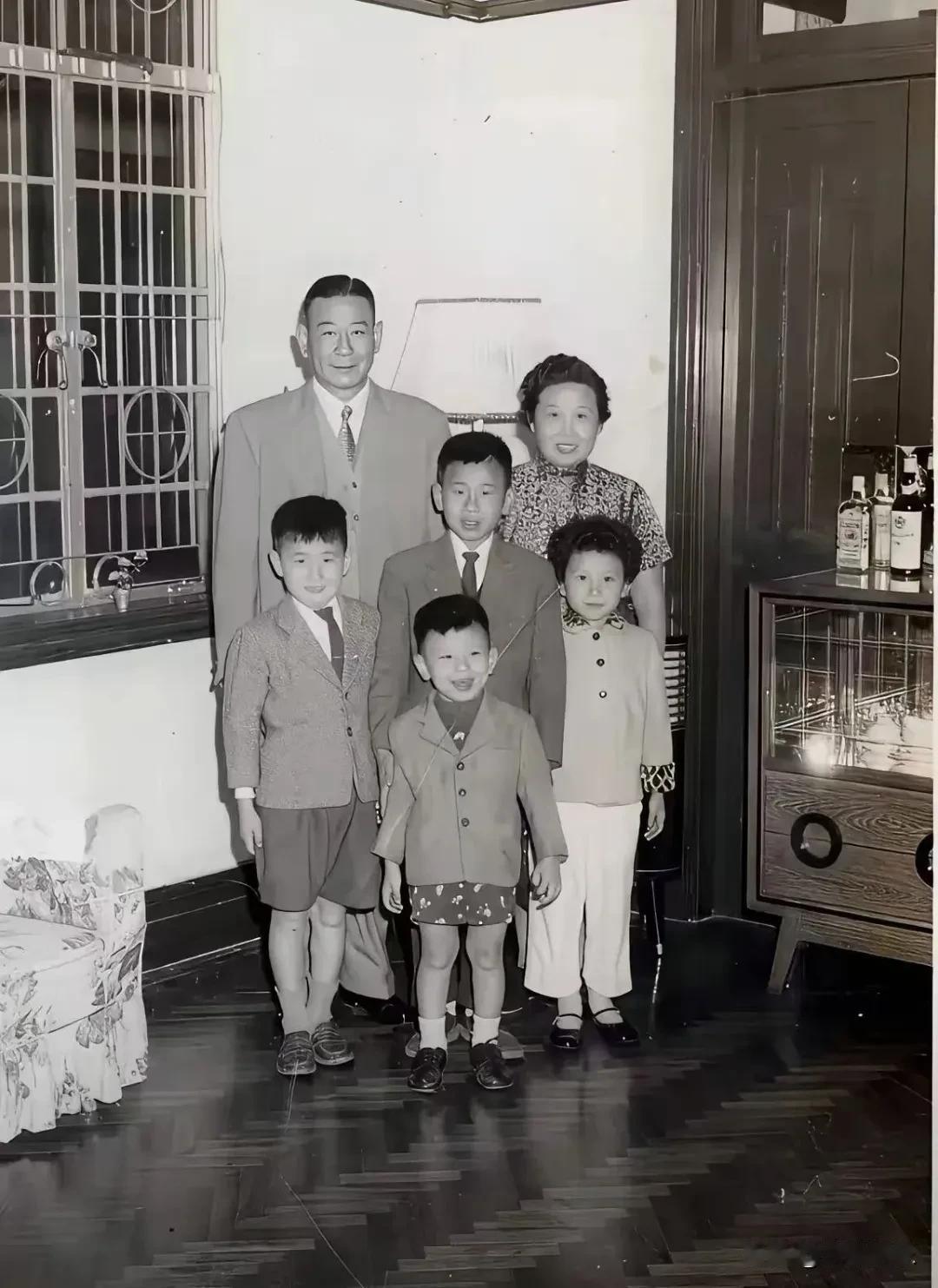 施南生，童年照罕见曝光！


8月2日，施南生追思会在香港君悦酒店举行，现场同步