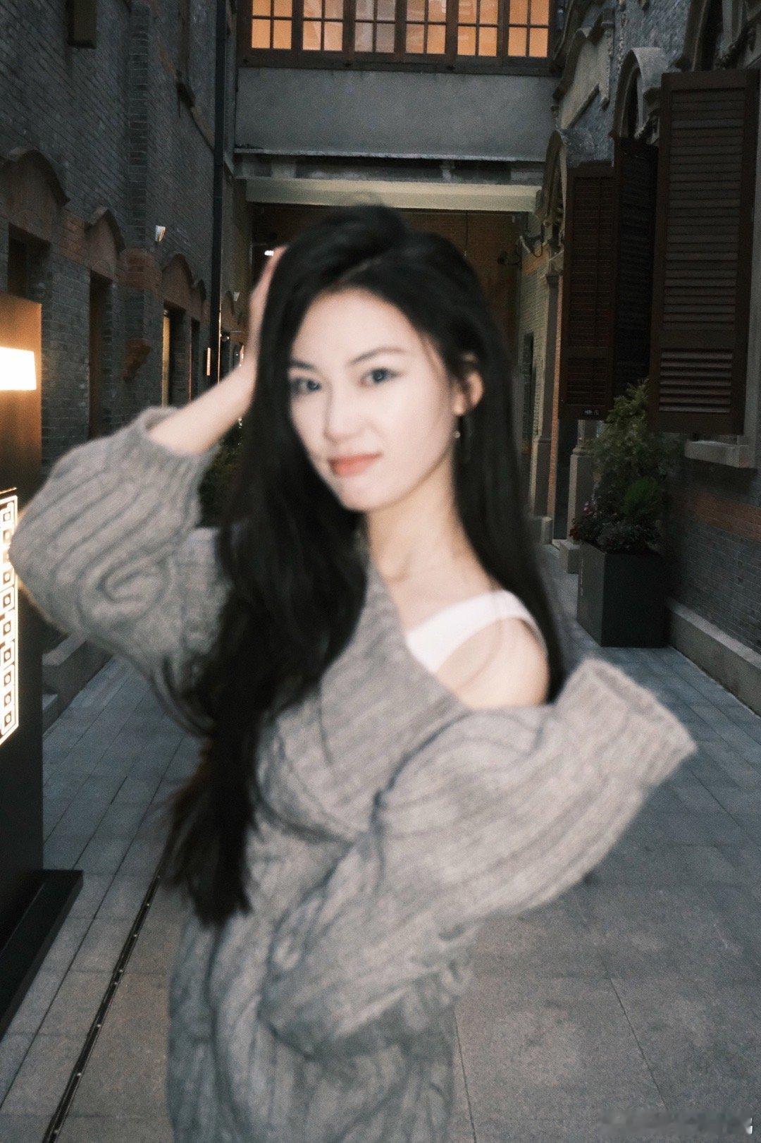 像百花撞了春风 