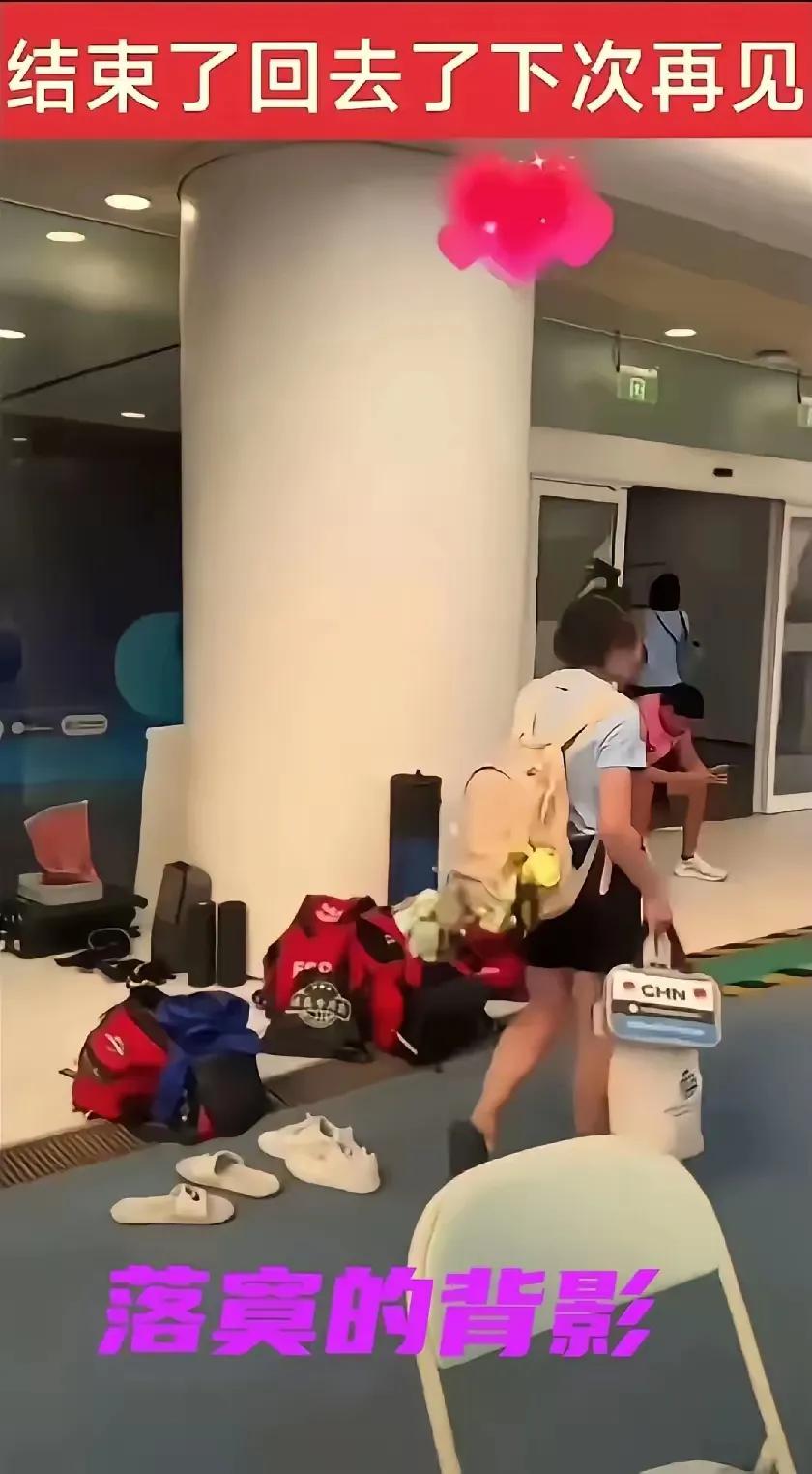 观众朋友们，比赛结束的灯光亮起时，全红婵的身影显得格外令人心疼！这位年仅十几岁的