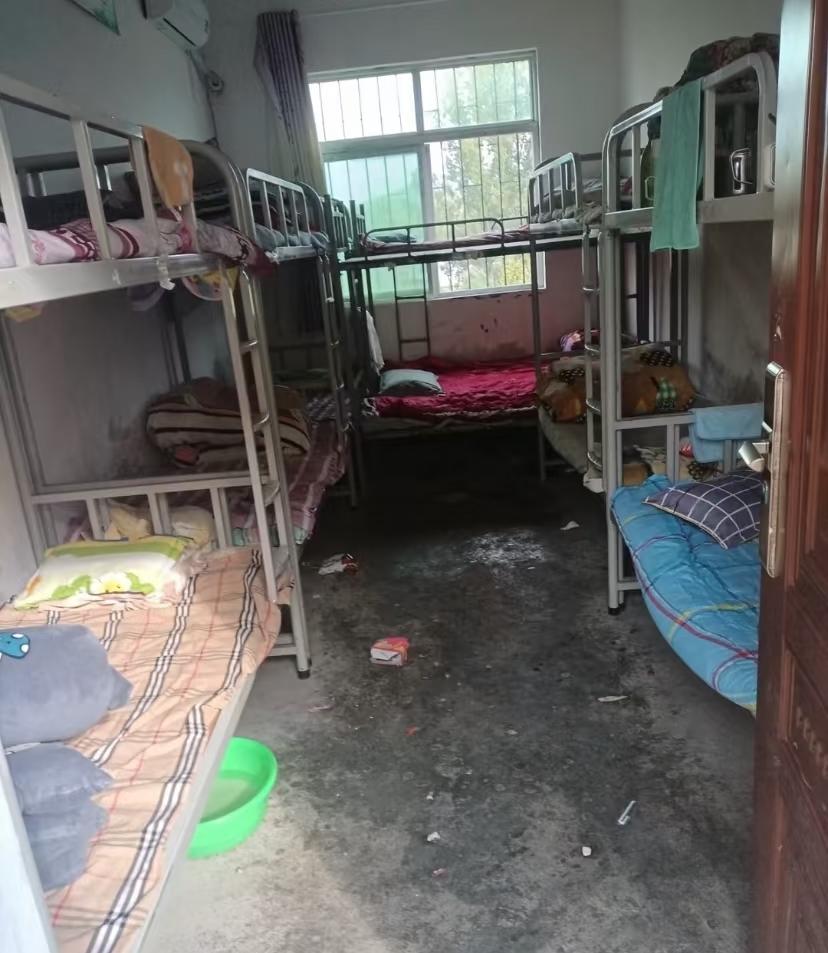 这工厂不知道一年招了多少个机修电工进来了，网上看到他天天招机修电工，基本上没停过