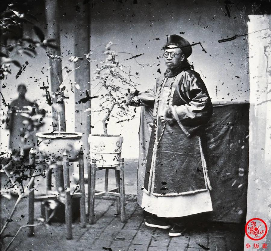这个戴眼镜的晚清官员，是汉黄德道兼江汉关监督李明墀（1823-1886）。李明墀