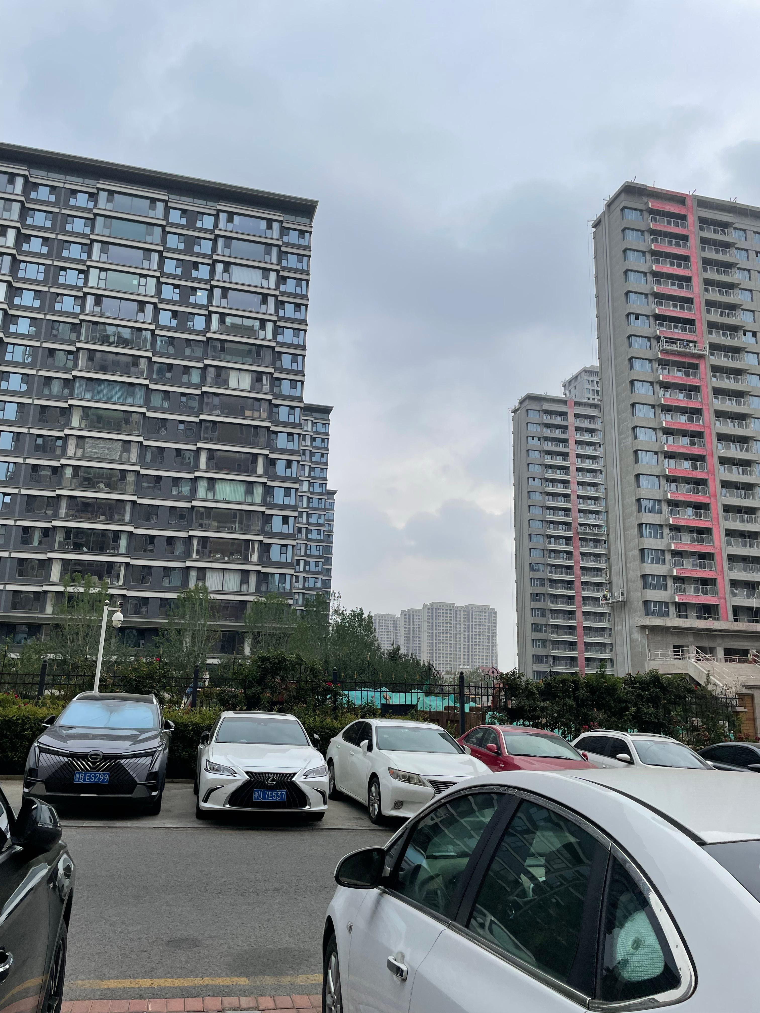 下楼送我闺女，我爸车停在小区里面他先去开出来车，把我闺女接到车上，我再上楼，接力