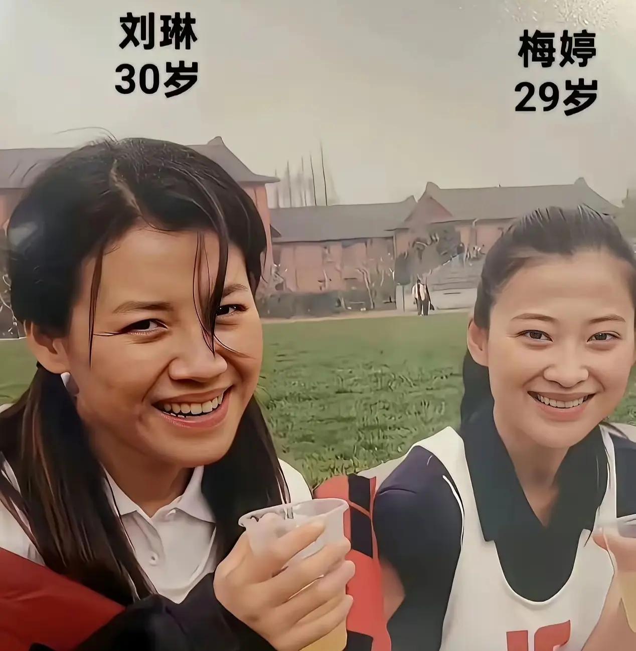 二十年前的同框满是青春气息，如今两人精致又大气，相处日久神态渐趋相似，尽显岁月静