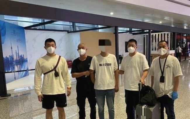 上海浦东机场，一男子昨天刚入职，第2天就派他去境外出差，然后家里人打电话给民警，