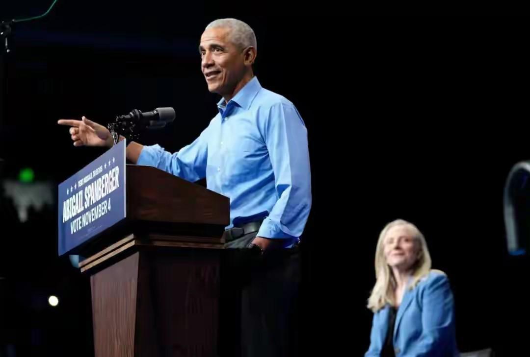 快讯！快讯！
美国前总统奥巴马突然发声了。
这回他把矛头对准白宫团队，说当下是“