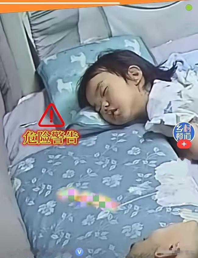 苏州那户人家凌晨三点的事，细想挺冷。

妈妈刷手机不是贪玩，是一天里唯一能喘口气