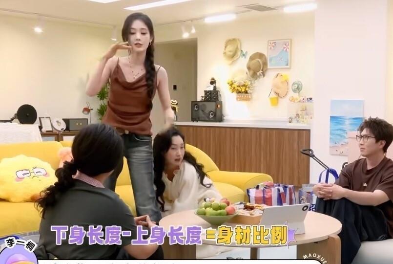 李雪琴问北舞门槛，李一桐当场量腿：下身不比上身长12厘米，报名表都领不到，芭蕾更