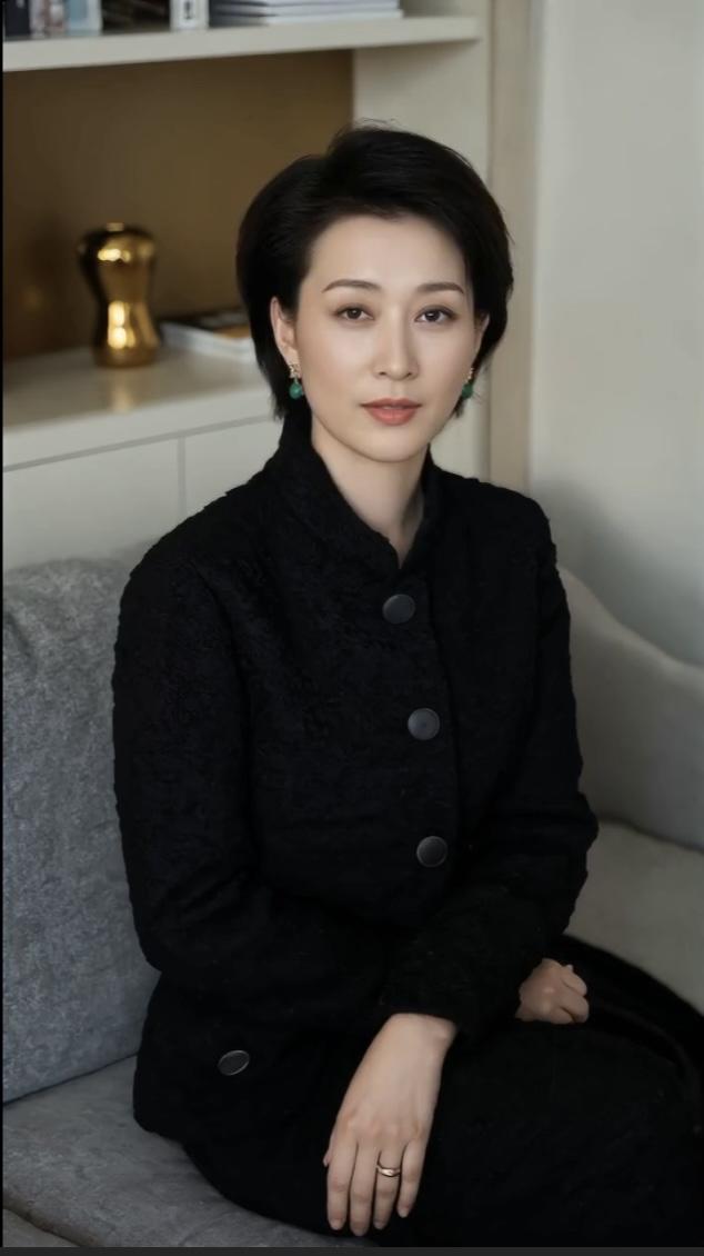 2025 房地产怎么救？说人话指南
最近大家都在聊：房价还会跌吗？房子卖不动咋办