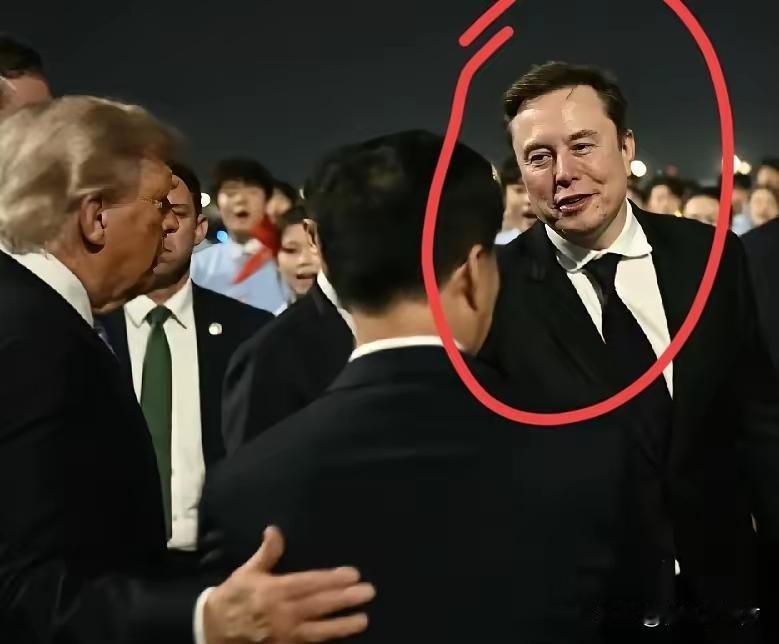 马斯克怎么混进核心圈了？

正经的国事访问，总统背后的黄金位置历来是国务卿等高官
