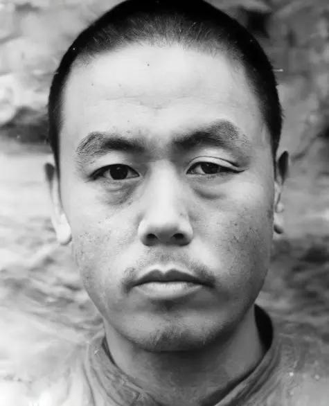 1955年，农民杨大发和妻子吵架，争吵中，妻子突然大喊：“你再说，我把你的黑历史