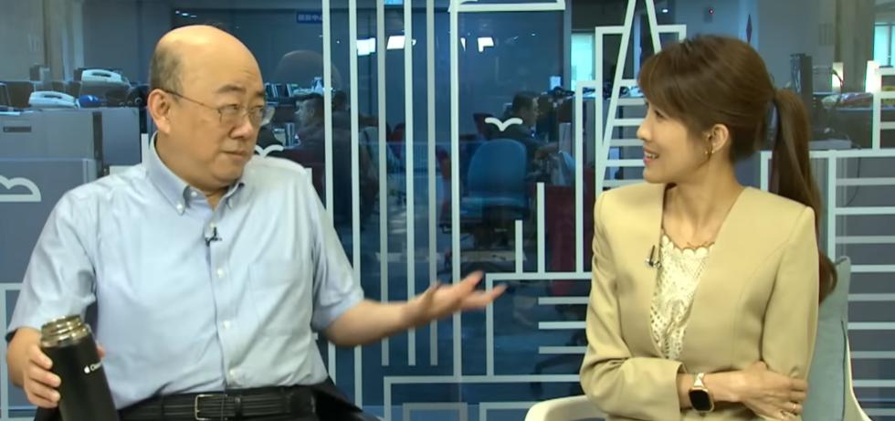 昨日亮哥与李佩宣直播的时候，被两岸网友疯狂刷屏提示嘴巴歪了，有中风征兆，赶紧去医