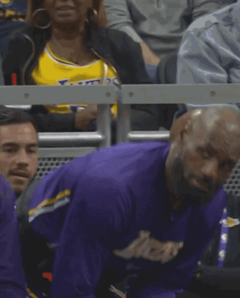 太有意思了，詹姆斯再三确认是否跟布朗尼同步上场比赛，[笑哭]

湖人今天主场迎战