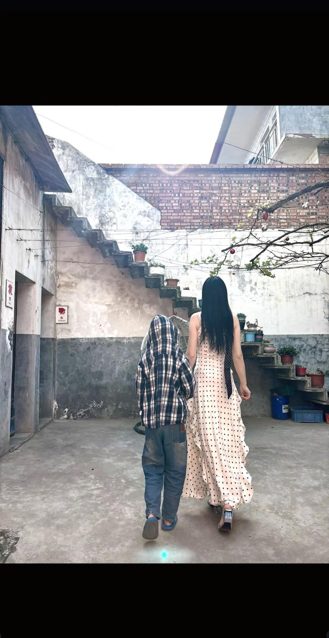 好好珍惜眼前这个小小的背影吧，因为你真的不敢想象，十几年后，家里突然变得干净又整