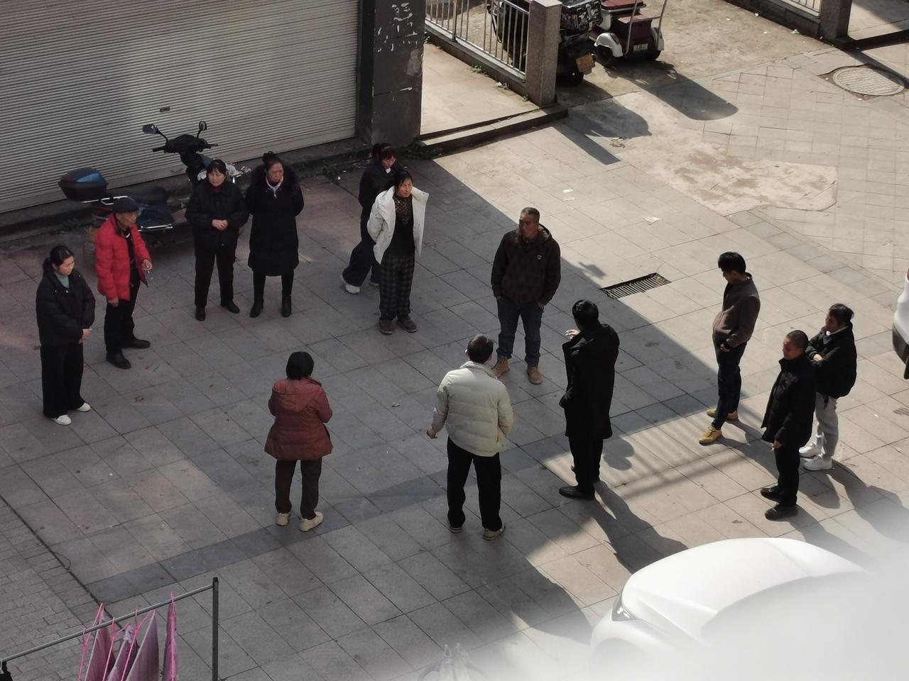 今日日志
晨起试养发水的效果，临近春节乡镇人多起来，到处过年。今天坐一小会儿外面