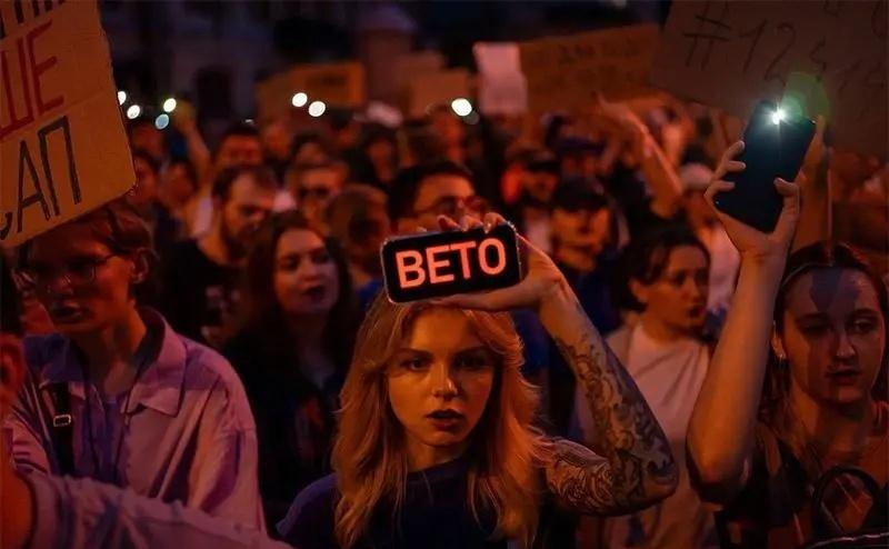 今年7月份，乌克兰国家反腐败机构的独立地位一度被剥夺，遭到乌克兰民众强烈反对，其