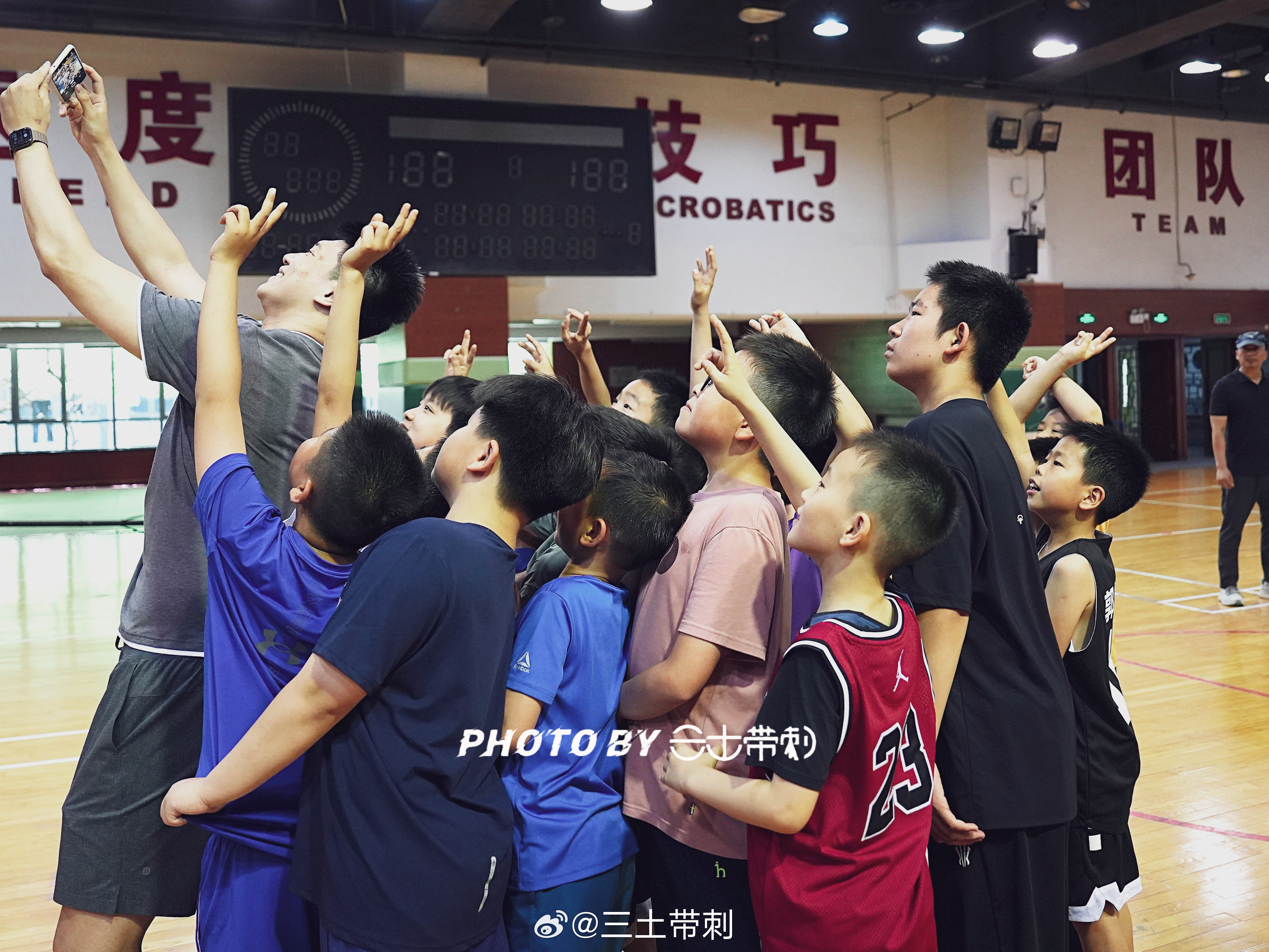 六一儿童节CBA  5月30日上午，方硕带着雷蒙，一起回到他的小学母校北京实验二