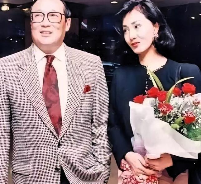 1000万摆在桌上，只要她签一个字，婚就离了。她没签。多年后，丈夫离世，她继承7