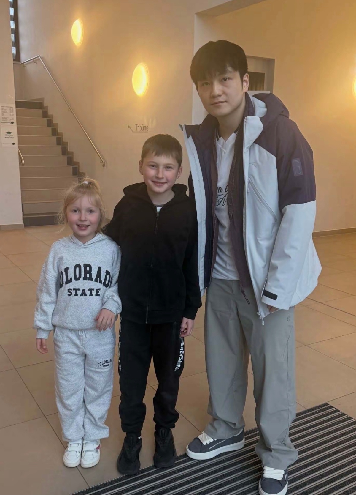 图中一共有三个宝宝👶🏻樊振东你可真宠小朋友啊 细节:这东哥是要一次性展示自己