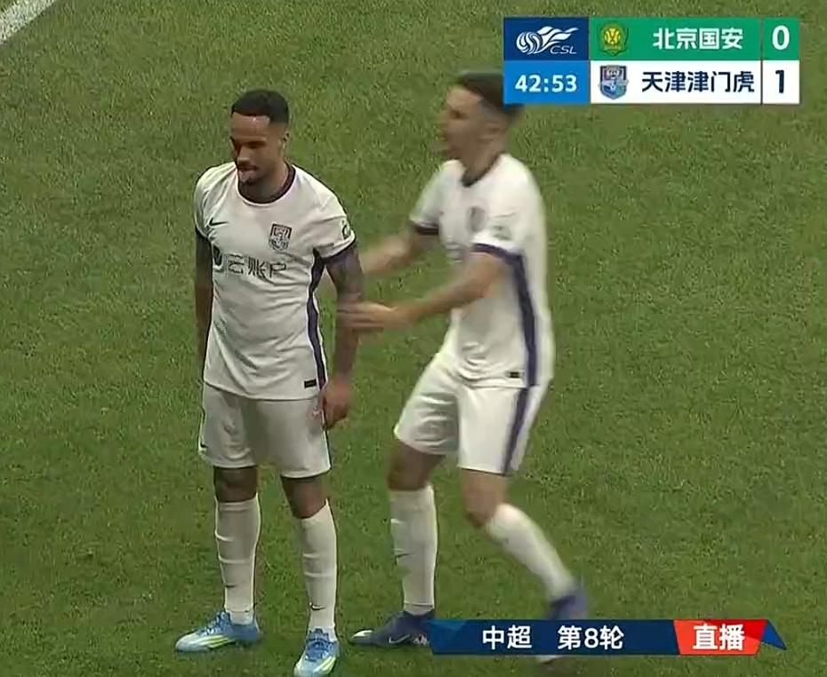 半场绝杀！
天津津门虎客场率先进球，北京国安那个小辫后卫完全错判了足球的路线。让