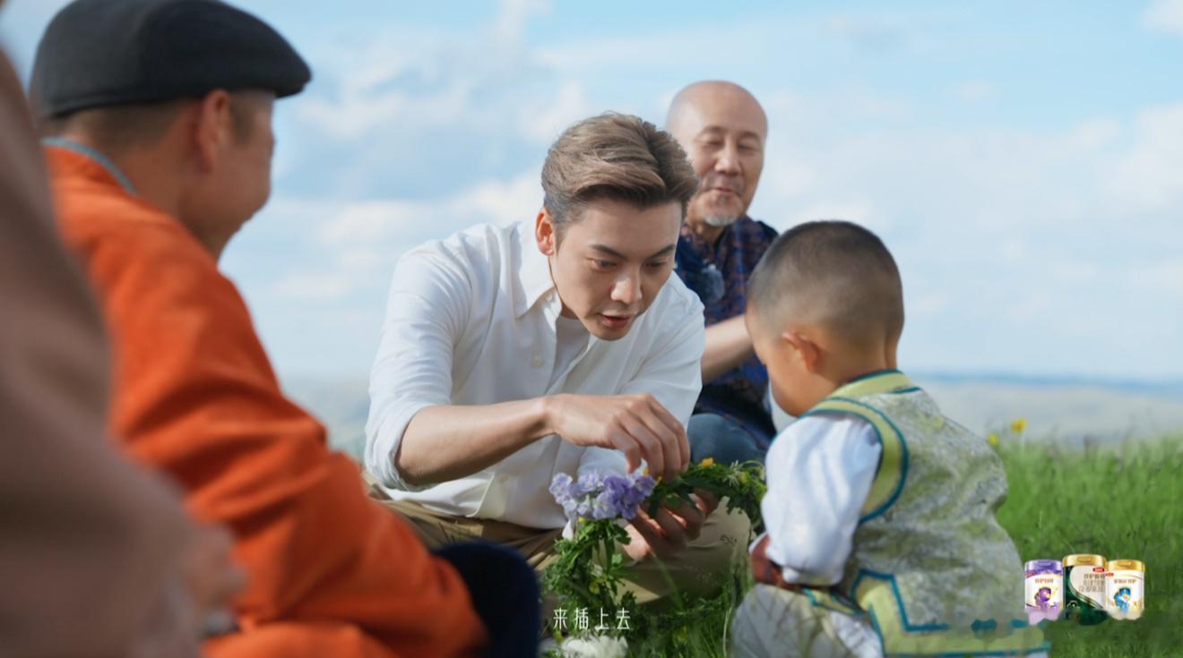 鲜活的敕勒川换一种方式打开敕勒川腾格尔全程温柔微笑，完美诠释礼貌又慈祥，神态像家