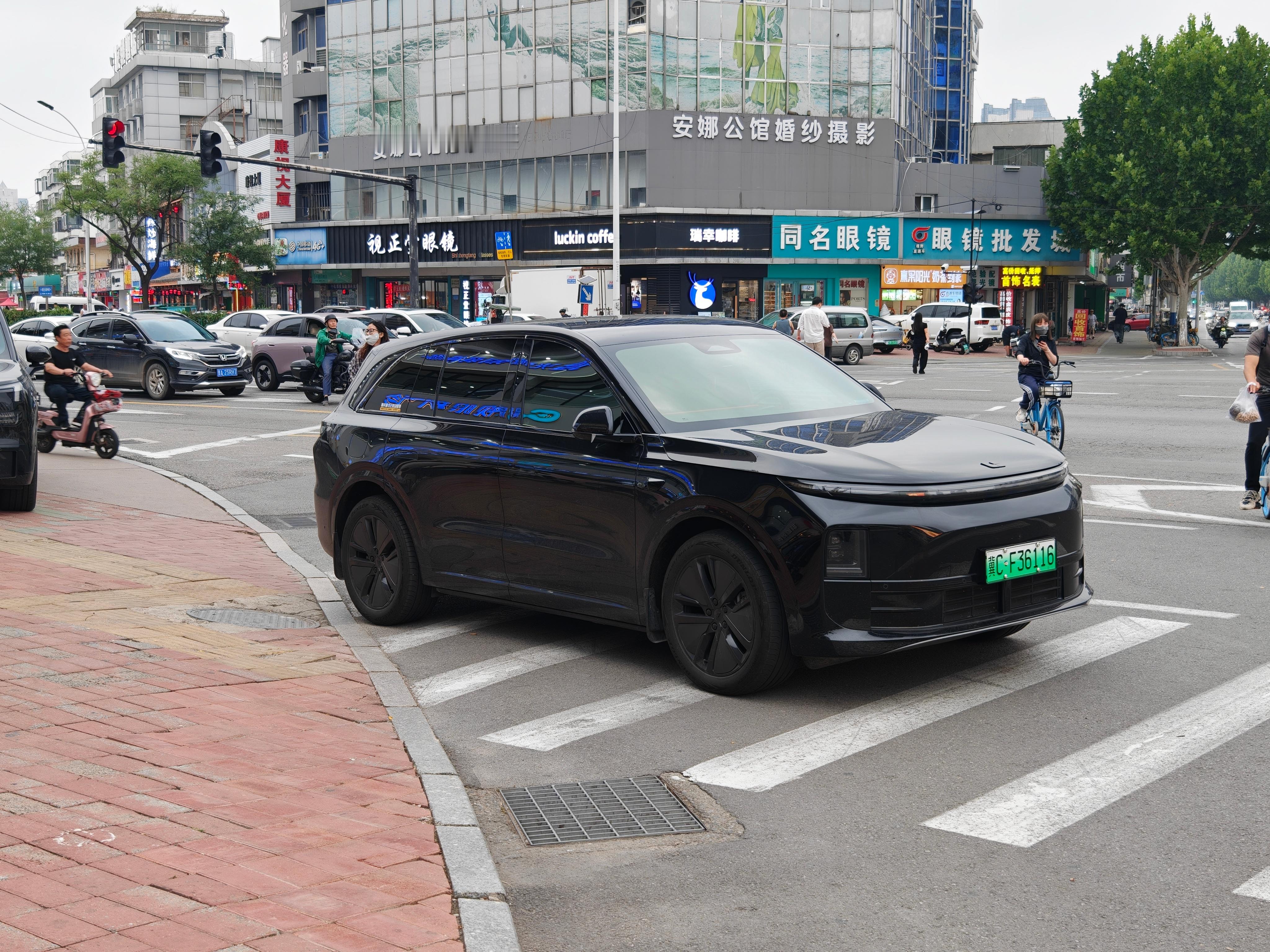 这车停的真好啊…（车主的素质与品牌无关)。  ​​​