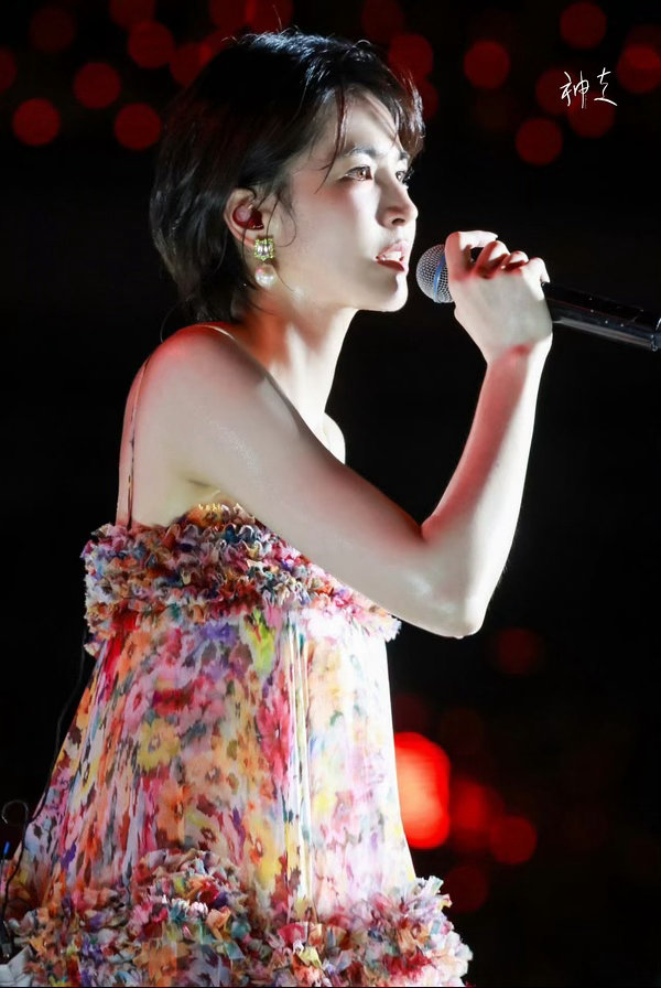曾沛慈广州榜中榜舞台曾沛慈live实力太强，下周我也能听到现场了，傲娇脸