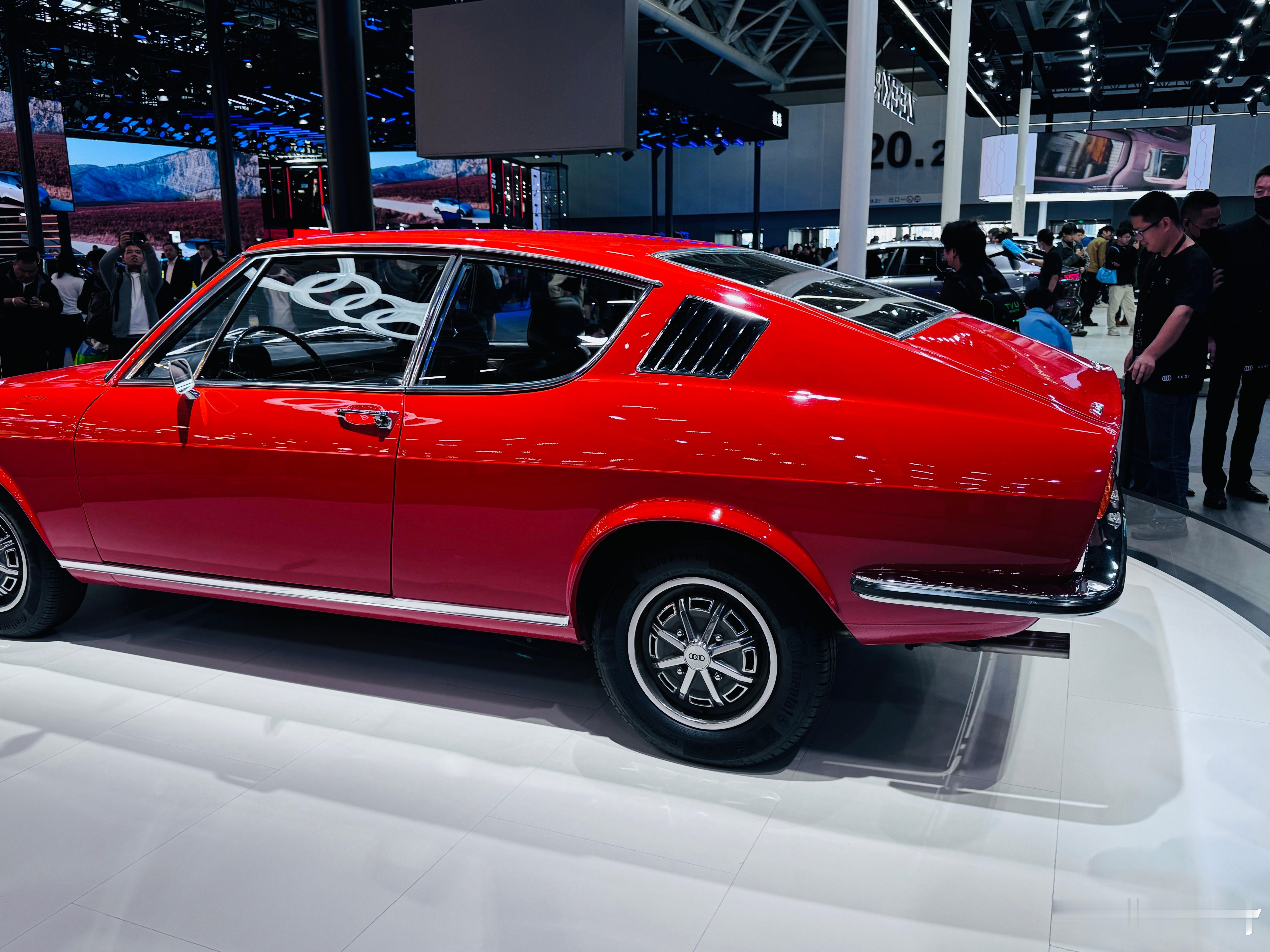 Audi 100 Coupé S 由缩短的奥迪 100 轿车车架和带双化油器的 