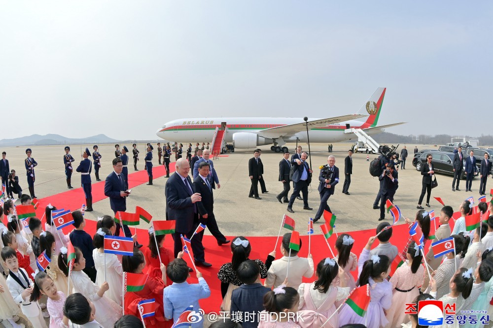 白俄罗斯共和国总统卢卡申科同志抵达平壤朝中社平壤３月２６日电　应朝鲜民主主义人民