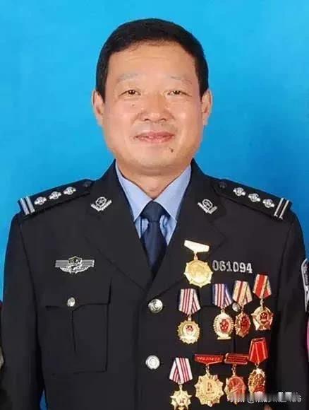 超简短的退休感言


《老民警林子的退休感言》

42 年的从警生涯，仿佛一场漫