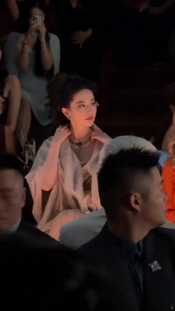 刘亦菲整理围巾露出珠宝刘亦菲举手投足都是优雅截图展现不出刘亦菲百分之一的美！ ​