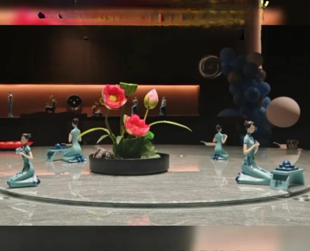 前两天在河南巩义，有顾客在一家餐厅包厢里看到让人心里一咯噔的画面——圆桌中间摆着