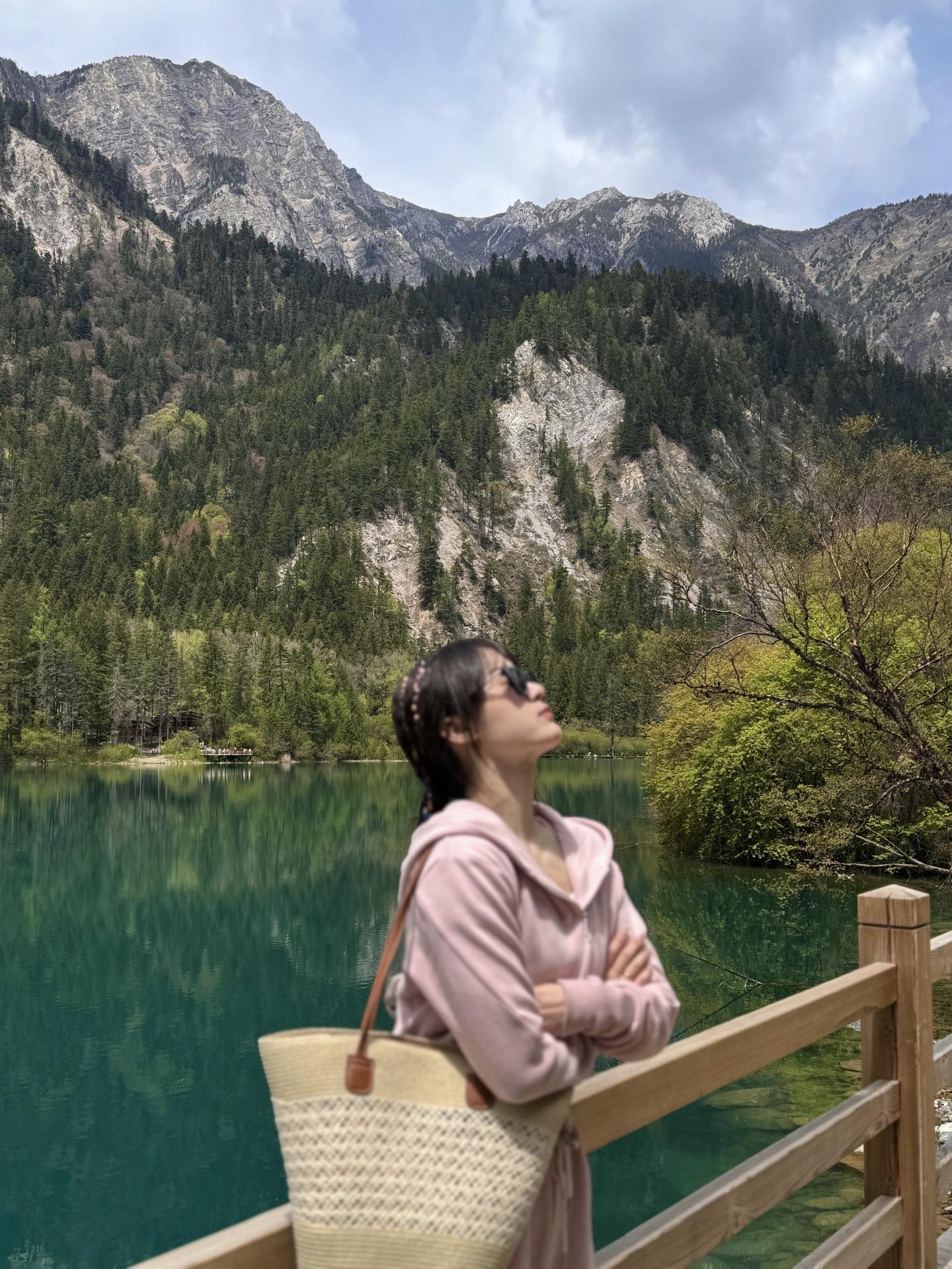 晴看水，阴看山，半晴半阴看云烟。