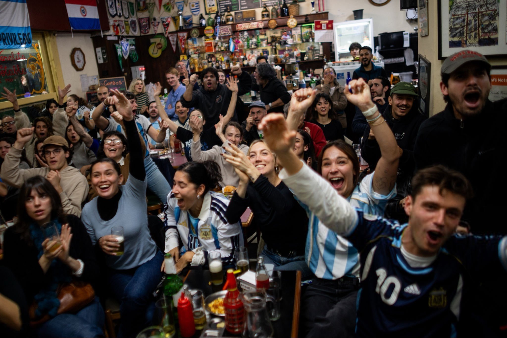 梅西的进球之后 ，布宜诺斯艾利斯的咖啡馆里一片狂喜😍🇦🇷梅西阿根廷vs阿尔