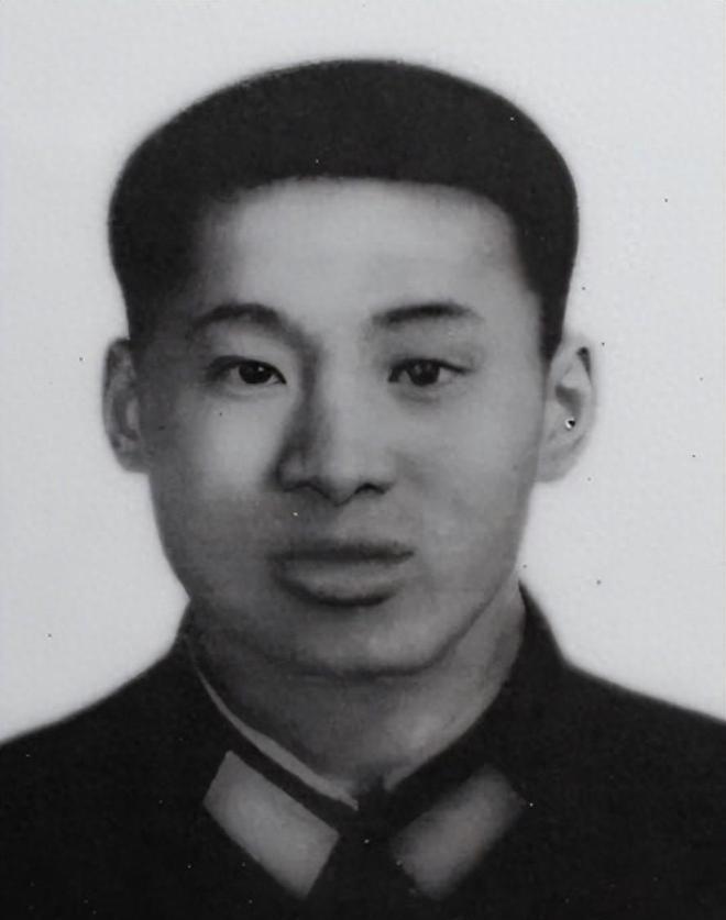 十六岁，没戴过军衔，却在612高地躺了六十二天。
他报名时连“请战书”三个字都是