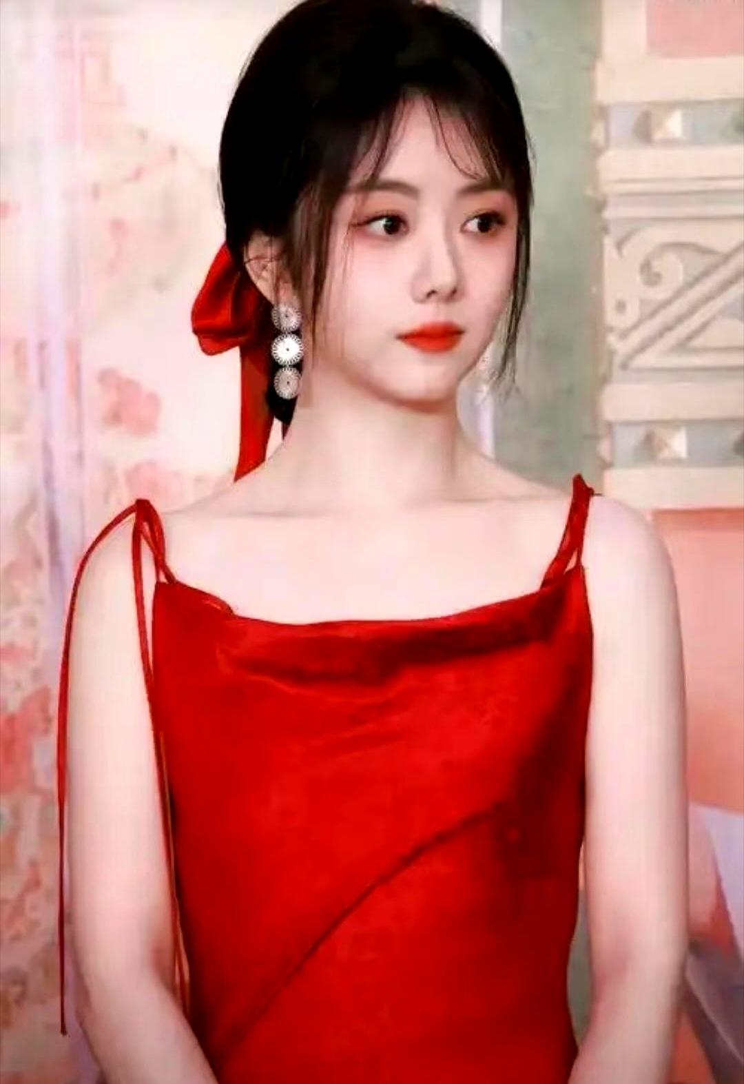 谁懂啊！谭松韵的淳儿太戳人！
 

谭松韵1990年出生，2012年演《甄嬛传》