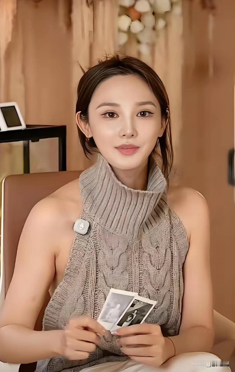 彭小苒直播走光无人管，观众弹幕疯狂提醒，3小时竟没人递件外套？ ​​​