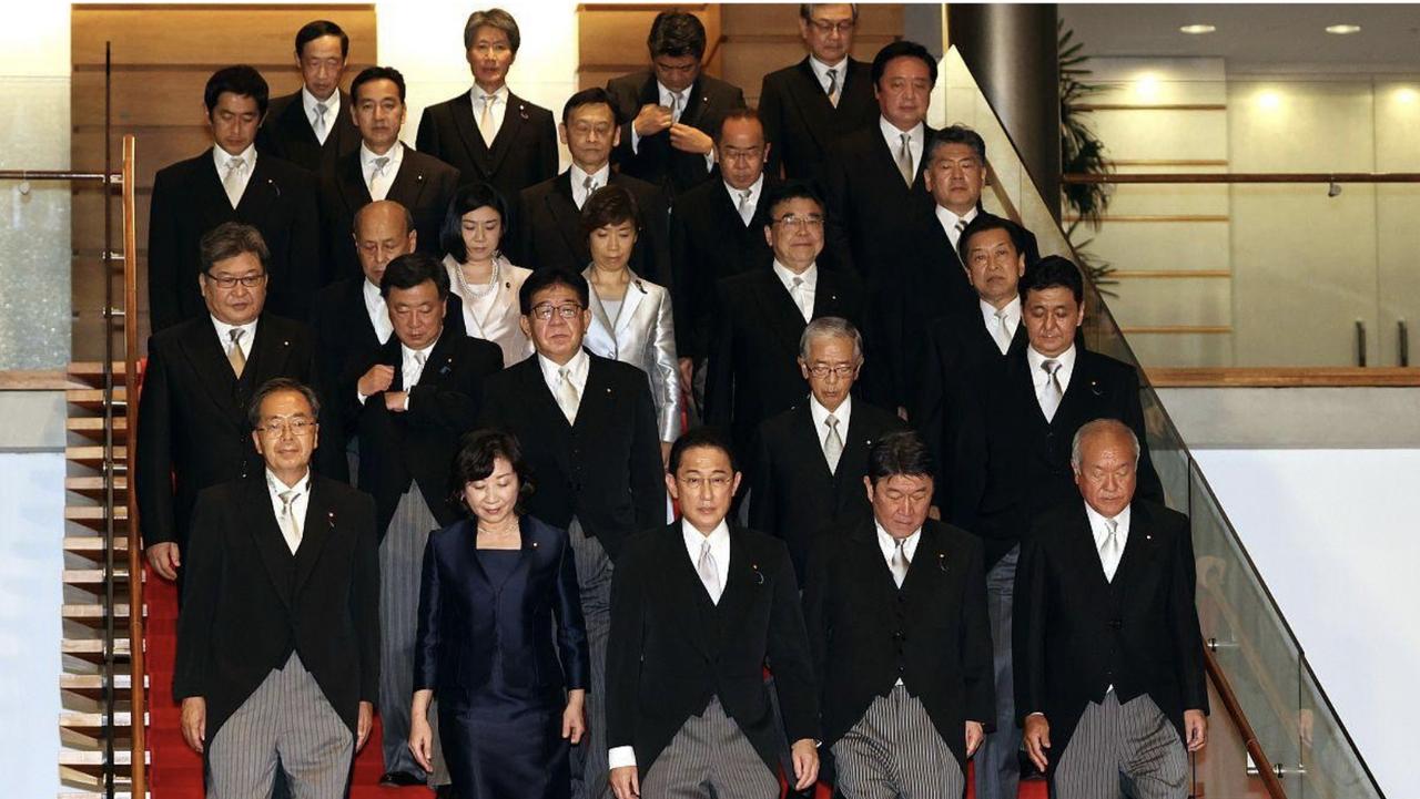 日本内阁又集体辞职了
当地时间2月18日上午，日本政府召开内阁会议，高市早苗内阁