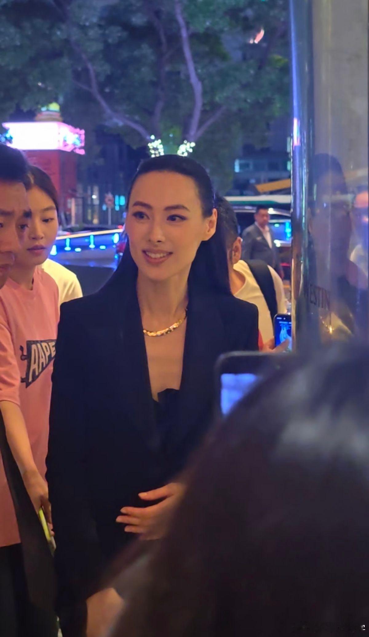 梁洛施37岁，脸上没一丝皱纹，对鲁豫说“只想搞事业”。 一个坐拥亿万资产、三个孩