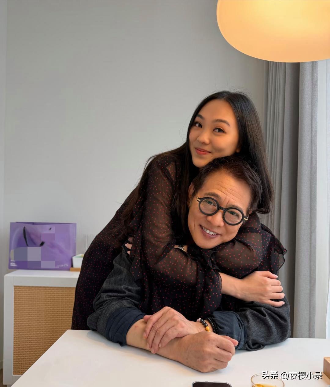 63岁李连杰分享和26岁女儿Jane的居家照，女儿聪背后环抱着他的脖子，父女俩看