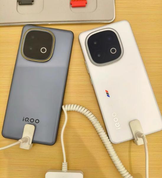 iQOO Z10 Turbo+ 这续航是真能打，在新评科技的测试中脱颖而出，领先