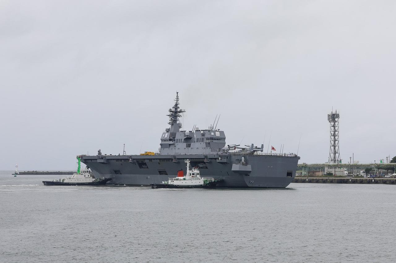 护卫舰“出云”号（Izumo）已驶入苫小牧西港南码头。飞行甲板上停放着一架陆上自