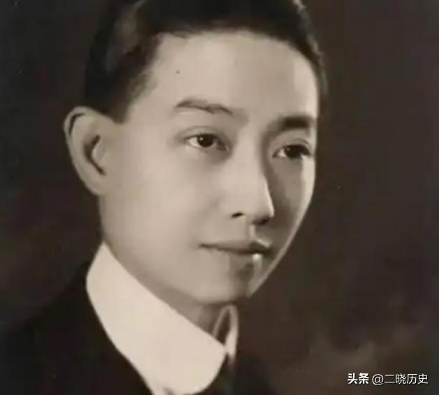 戏子在古代陪侍权贵上床是惯例，像梅兰芳都是被冯耿光，从相光堂子赎出来的，甚至不断