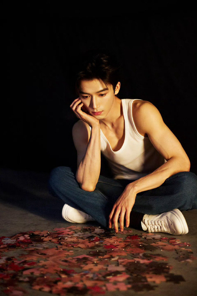 王星越芭莎男士发布预告 王星越芭莎男士预热 新杂志来了，提前预热一下 